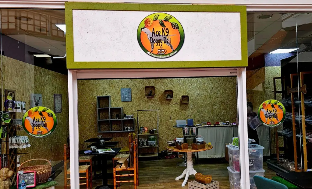 The front of Ace K9 Doggy Deli in Maylord Orchards, with cafe tables inside